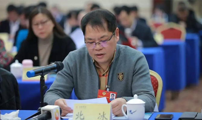 “建言資政勇?lián)?dāng)，一枝一葉總關(guān)情”——“明星”委員北冰出席省政協(xié)十二屆二次會(huì)議后記